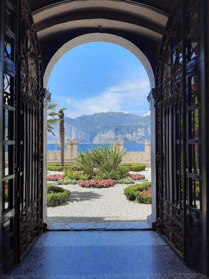 Villa Sul Lago Con Pontile Privato A Brenzone Sul Garda - Unique And Exclusive Экстерьер фото